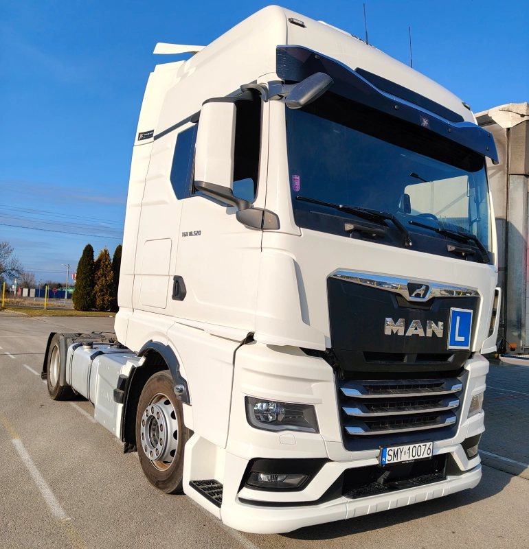 biała ciężarówka MAN