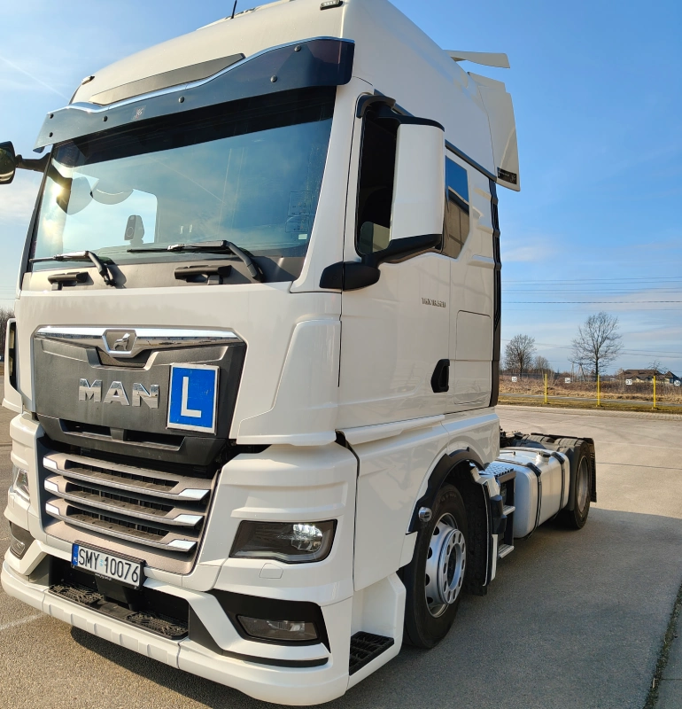 biała ciężarówka do nauki jazdy