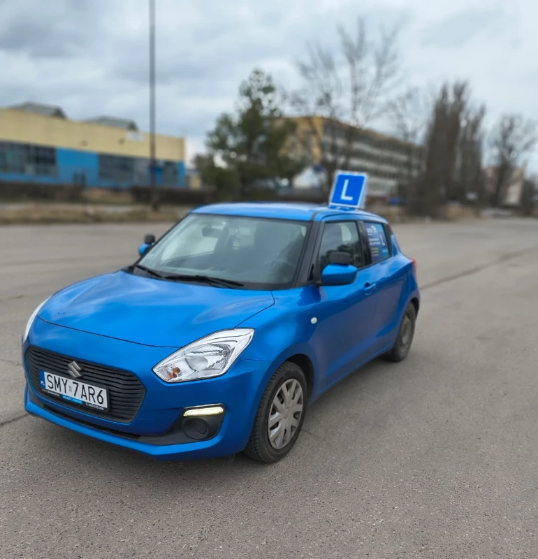 niebieskie auto do nauki jazdy